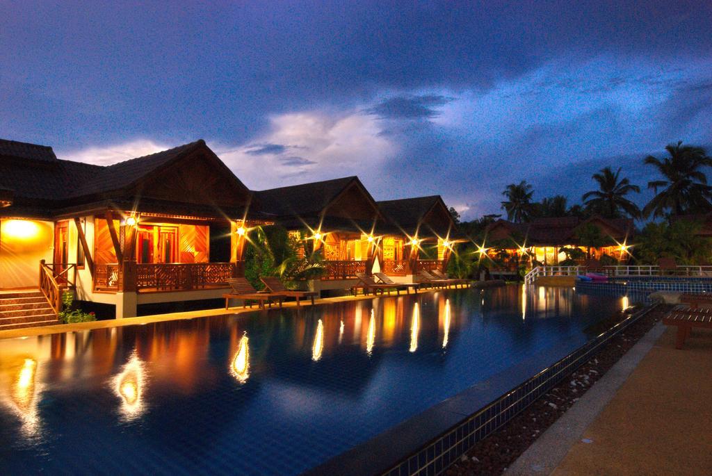 Sangsawan Palace Khaolak Resort Khao Lak Exterior foto