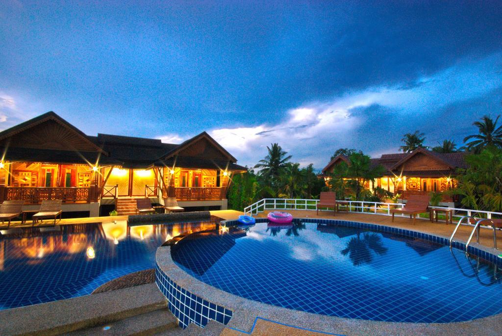 Sangsawan Palace Khaolak Resort Khao Lak Exterior foto